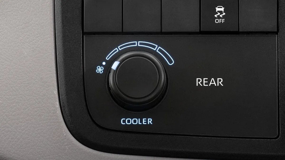 toyota-my-hiace-Interior-front-r