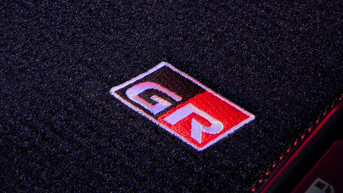 toyota-vios-hev-grs-carpet-mats